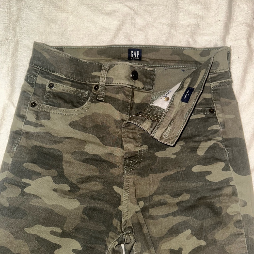 GAP women’s Skinny Camouflage Jeans - Olive